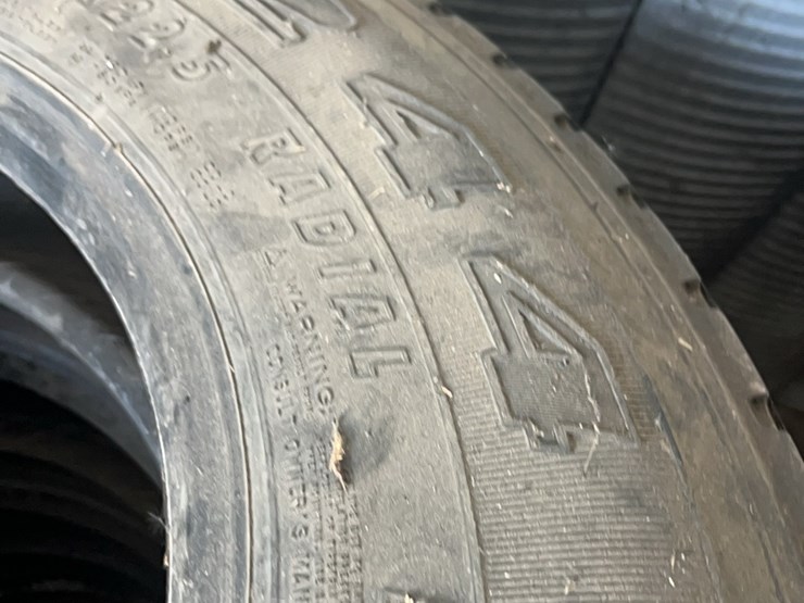 set-of-eight-truck-tires,-size-is-275/80/r-22.5,-all-are-excellent-shape-image-31