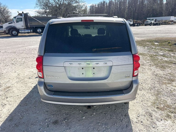 2014-dodge-grand-caravan-image-21