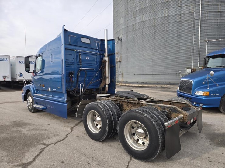 2001-volvo-10-image-3