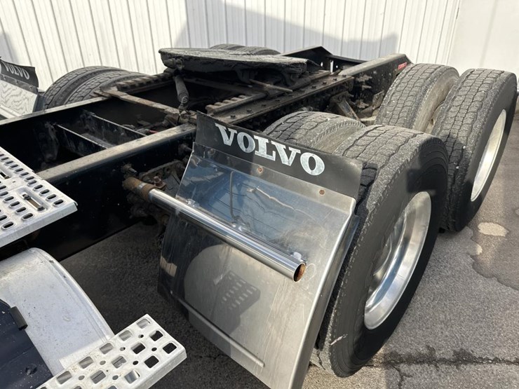 2012-volvo-10-image-14