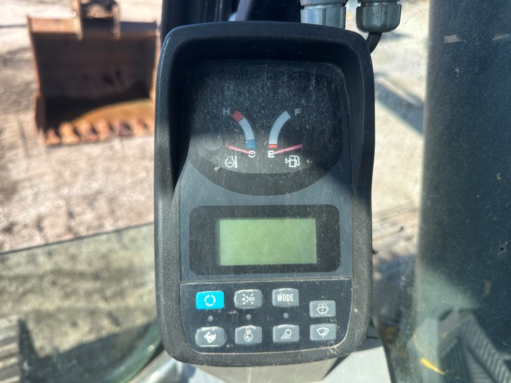 new-holland-eh215-image-45