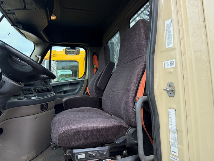 #40955-•-2016-freightliner-cascadia-t/a-daycab-truck-tractor-3akjged54gshn2294-image-57