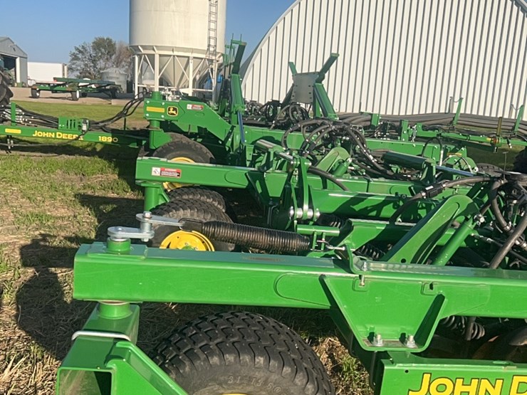 2018-john-deere-1910-image-100