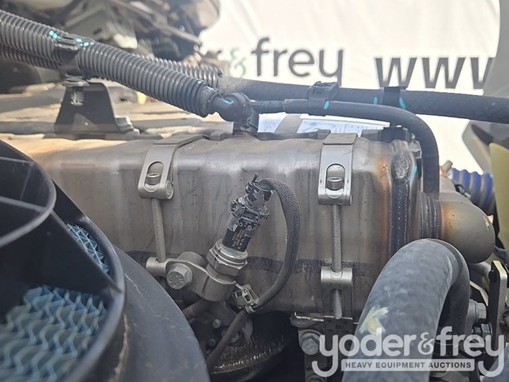 2021-freightliner-m2-106-image-100