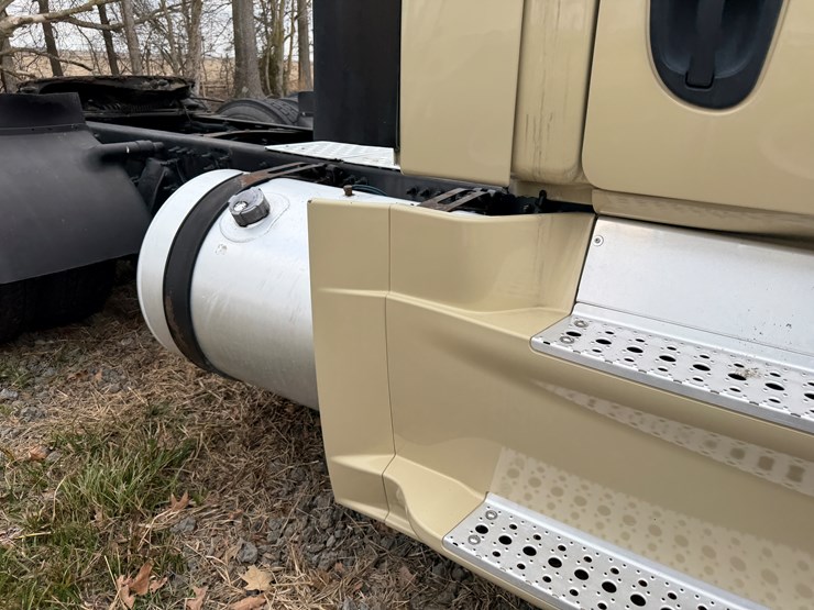 #40952-•-2016-freightliner-t/a-daycab-truck-tractor-3akjged50gshn2261-image-42