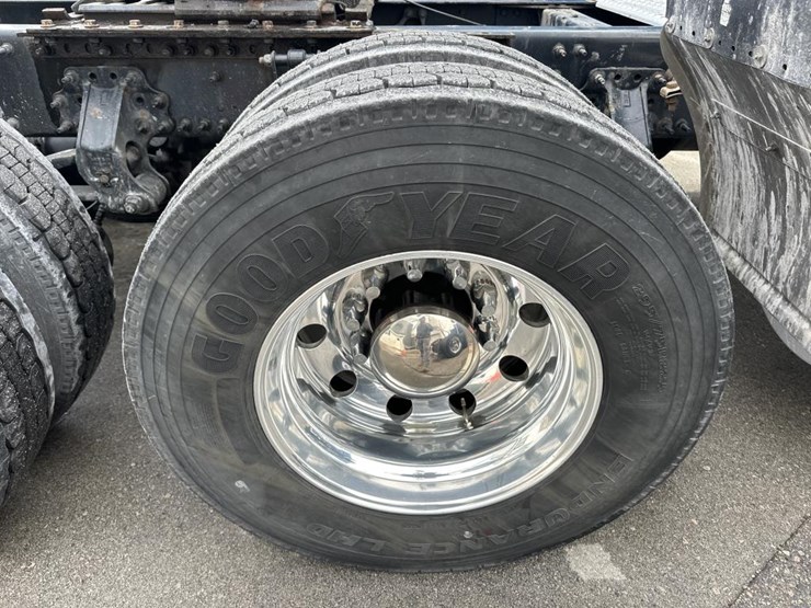 2019-volvo-10-image-62