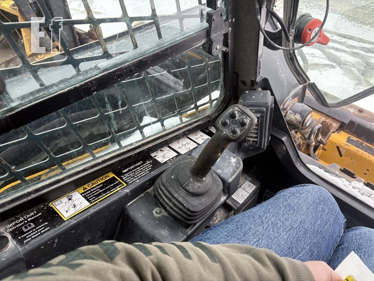 2020-deere-320g-image-23