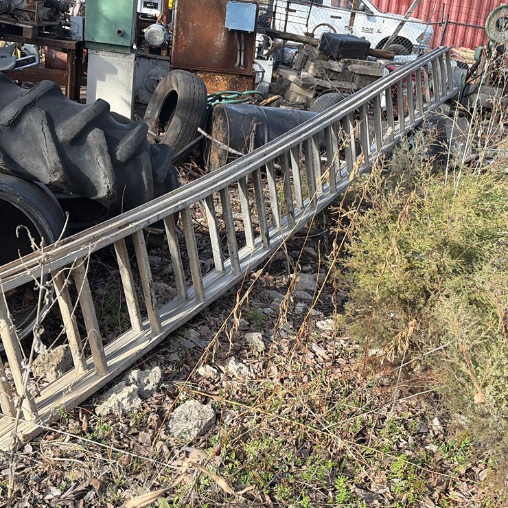 #75 • 40’ aluminum extension ladder