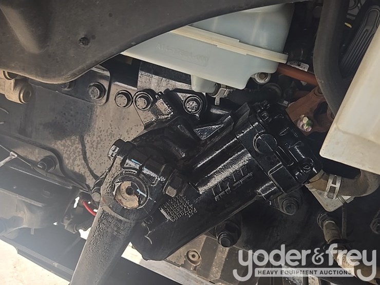 2021-freightliner-m2-106-image-11