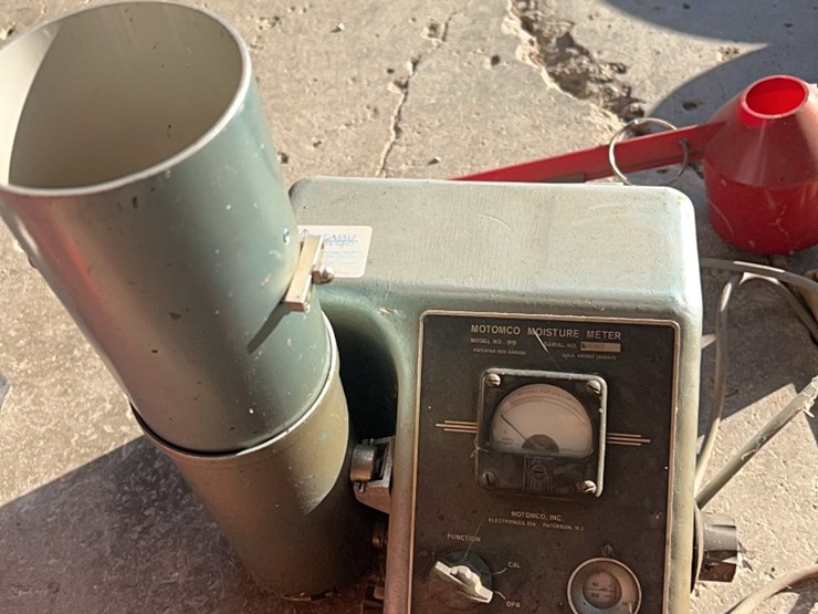 motompco-moisture-tester,-complete-unit-with-scales,-book,-cup,-thermometer-image-5