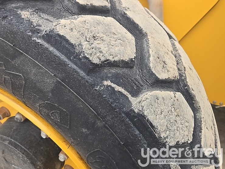 2018-caterpillar-tl1055d-image-12