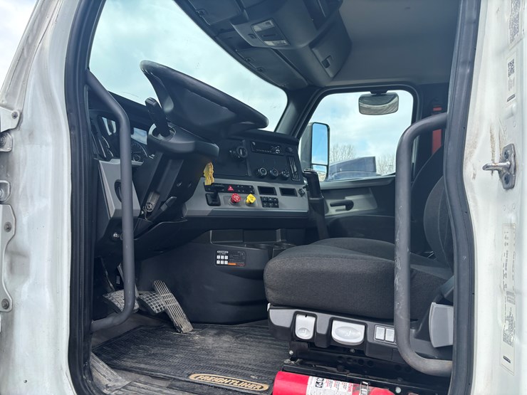 2018-freightliner-cascadia-126-image-35