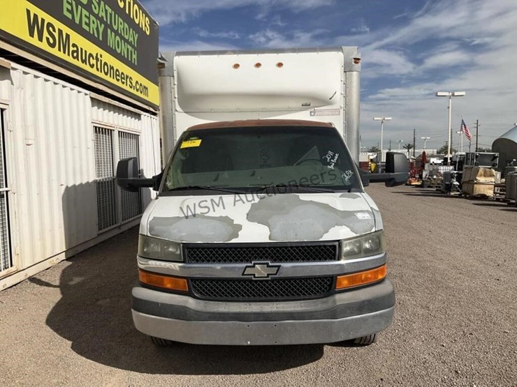 2011-chevrolet-express-4500-image-3