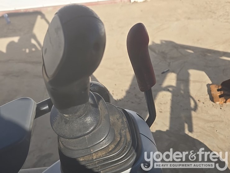 2020-deere-35g-image-75