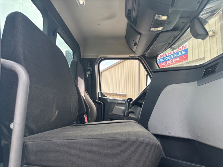 2018-freightliner-cascadia-126-image-24