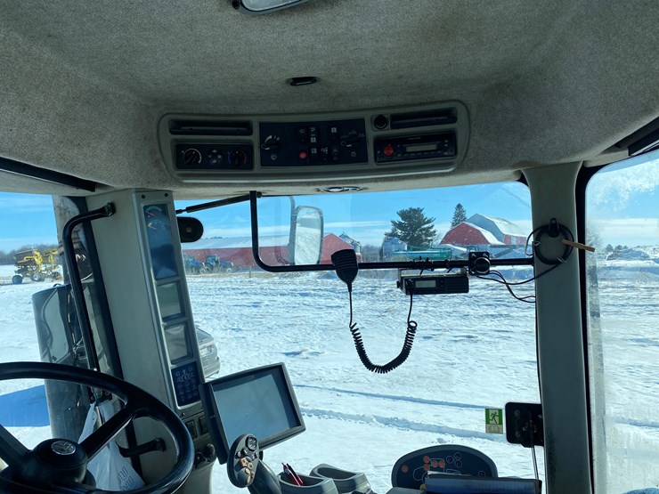 2011-new-holland-390-image-28