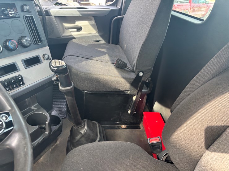 2018-freightliner-cascadia-126-image-27