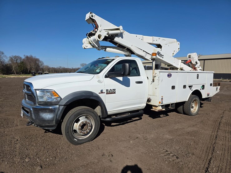 dodge-5500-bucket-truck-image-2
