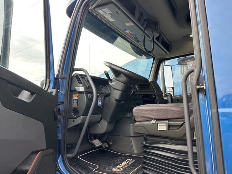 2020-volvo-10-image-41