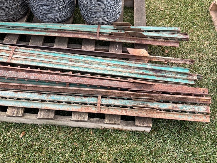 lot-19.-posts-and-wire,-all-either-new-or-like-new-image-4