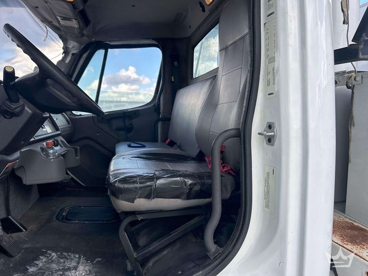 2020-freightliner-m2-106-image-13