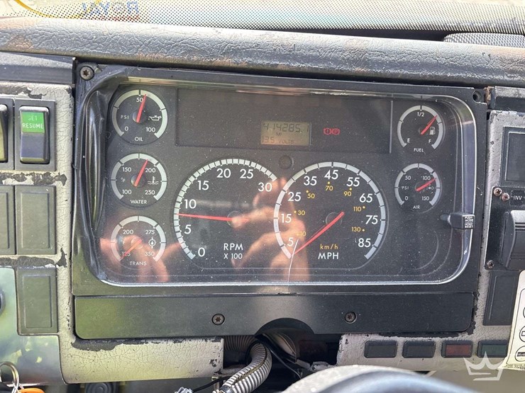 2003-freightliner-fl60-image-35