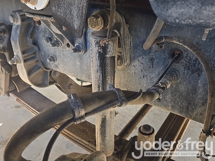 2017-freightliner-m2-106-image-21