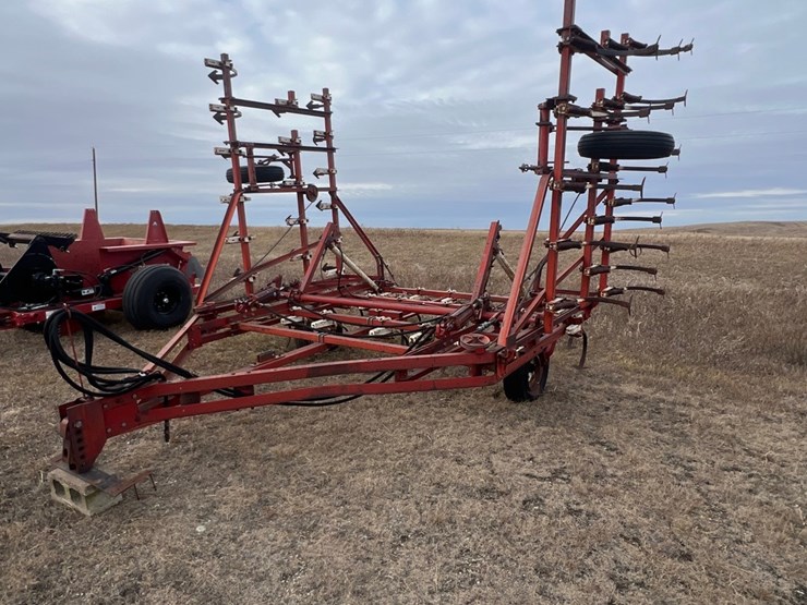 lot-30.-28’-vibrashank-cultivater,-trips-are-all-tight,-was-used-in-front-of-press-drill-image-3