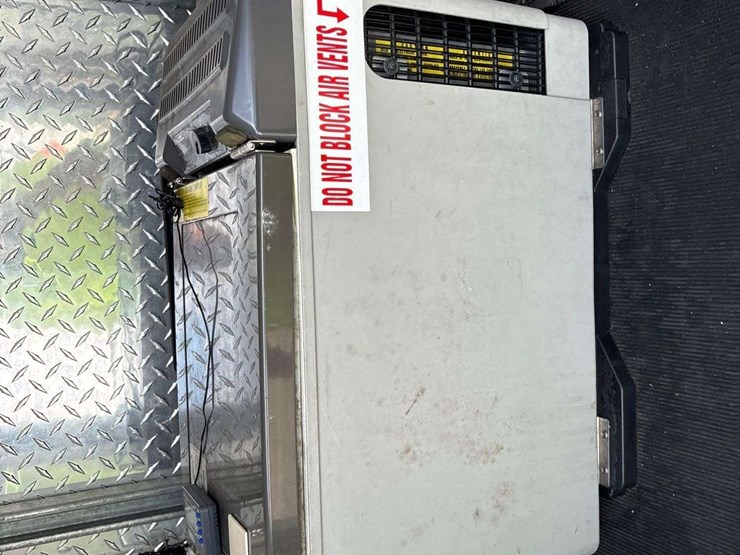 2003-freightliner-fl60-image-22