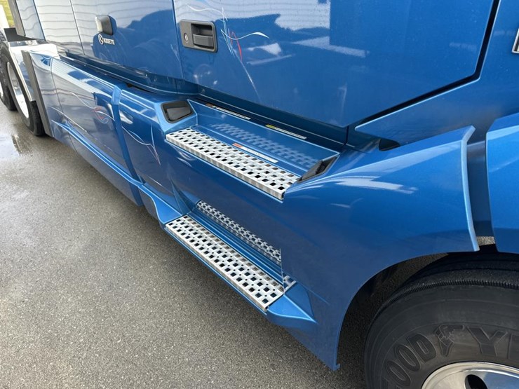 2022-volvo-10-image-21