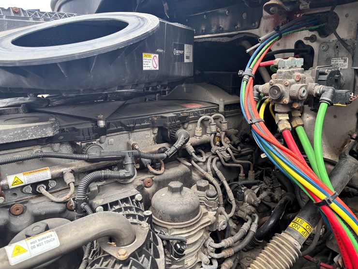 2018-freightliner-cascadia-126-image-39