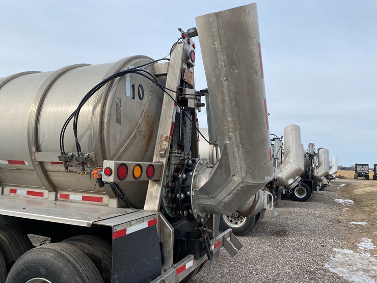 #500-•-2012-northern-8,500-gallon-semi-manure-tanker-(has-wi-title)-(waupun,-wi)-image-30