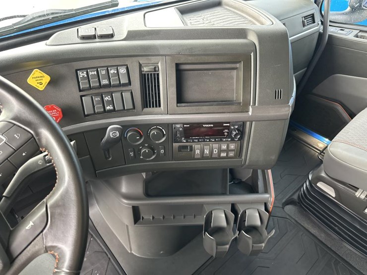 #2225-•-2024-volvo-vnl-sleeper-cab-semi-truck-tractor-image-49