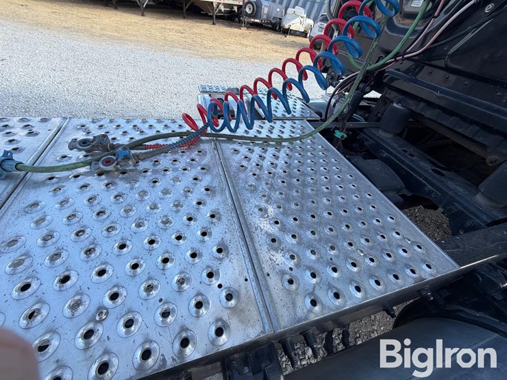 2015-freightliner-cascadia-125-image-20