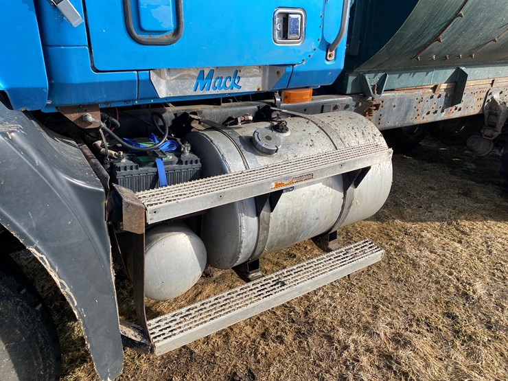 #425-•-mack-elite-cl-713-manure-truck-(has-wi-title)-(colfax,-wi)-image-13