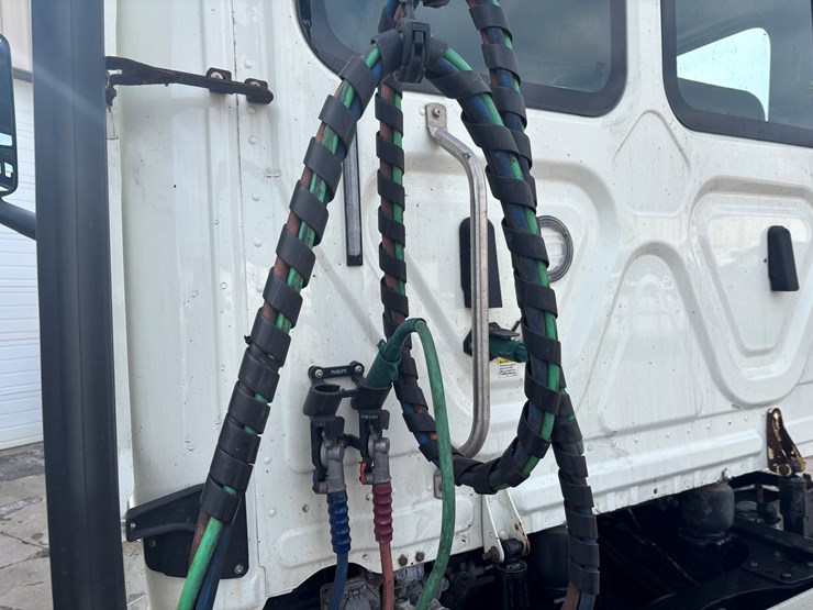 2018-freightliner-cascadia-126-image-47