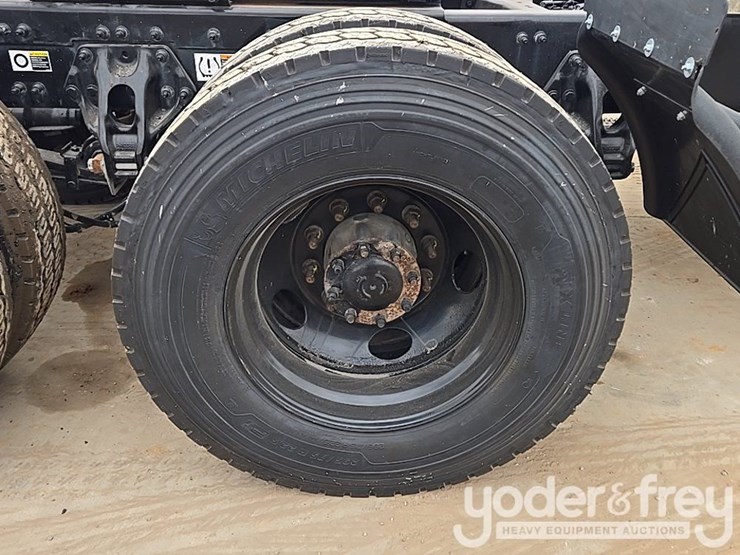 2019-peterbilt-579-image-18