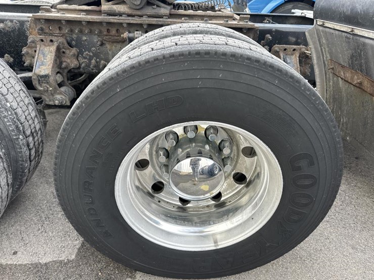 2012-volvo-10-image-62