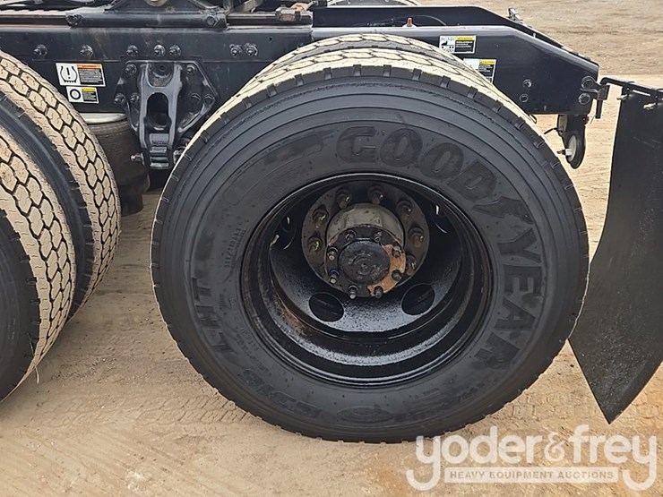 2019-peterbilt-579-image-13