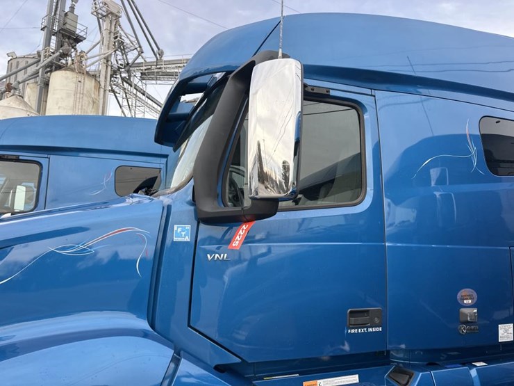 #2225-•-2024-volvo-vnl-sleeper-cab-semi-truck-tractor-image-10