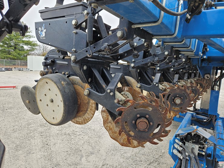 2011-kinze-3600-image-4