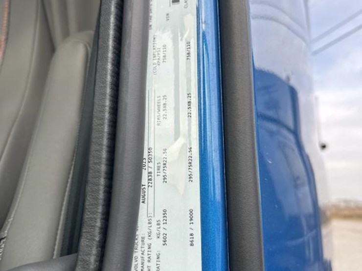 #2225-•-2024-volvo-vnl-sleeper-cab-semi-truck-tractor-image-69