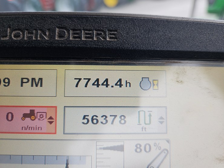 2011-john-deere-8235r-image-10