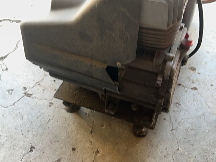 portable-carry-along-type-air-compressor-with-hose-image-12