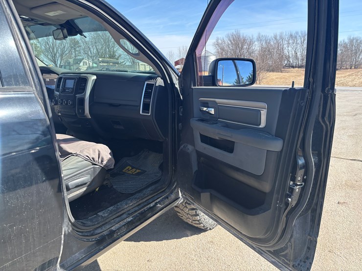 2014-dodge-1500-image-32