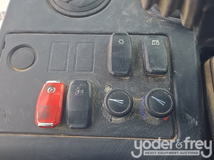 2018-caterpillar-tl1055d-image-69