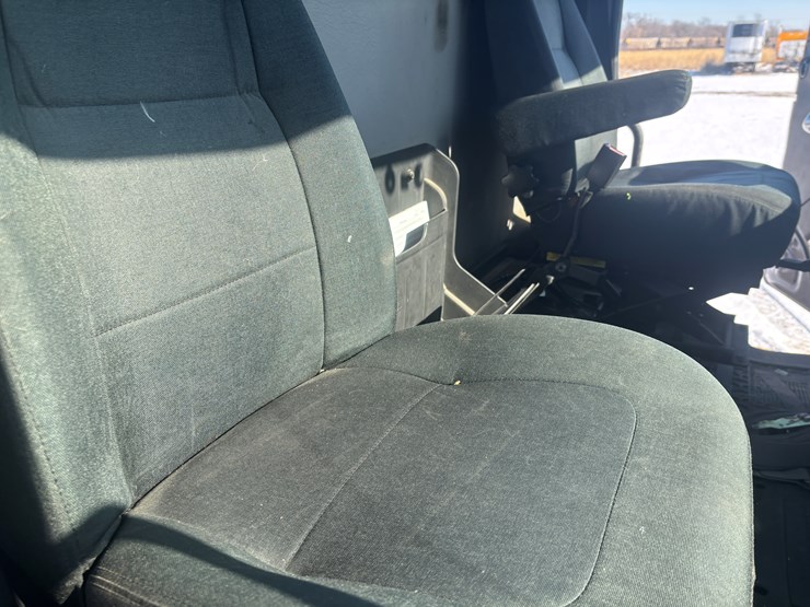 #2294-•-2013-freightliner-m2-flatbed-truck-image-32