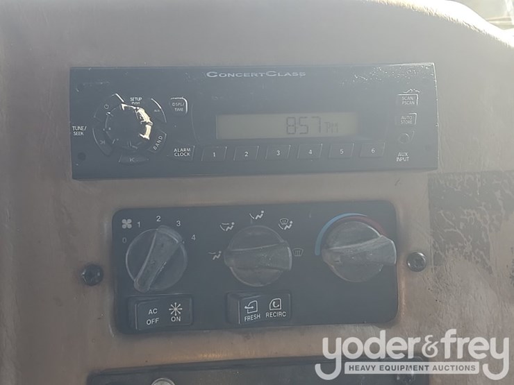 2009-peterbilt-335-image-64