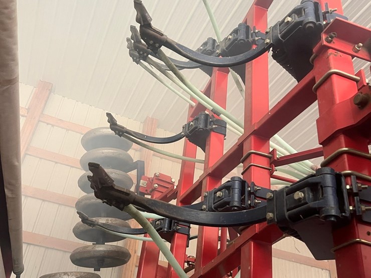 lot-10.-morris-air-seeder,-tow-between-with-10"-eagle-beaks,-new-seed-meter-unit,-pristine-condition,-always-shedded,-highly-maintained,-none-nicer-image-37