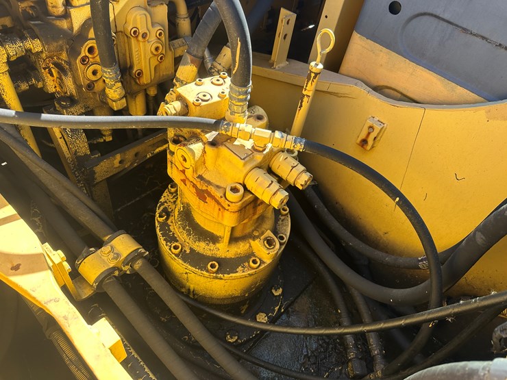 new-holland-eh215-image-18